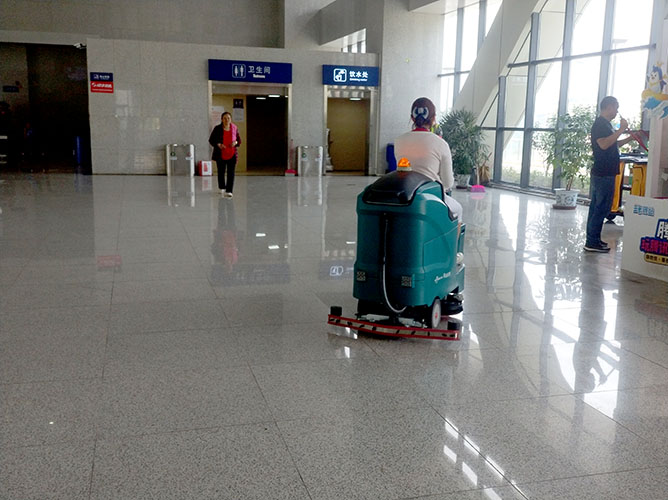 駕駛式洗地機(jī)