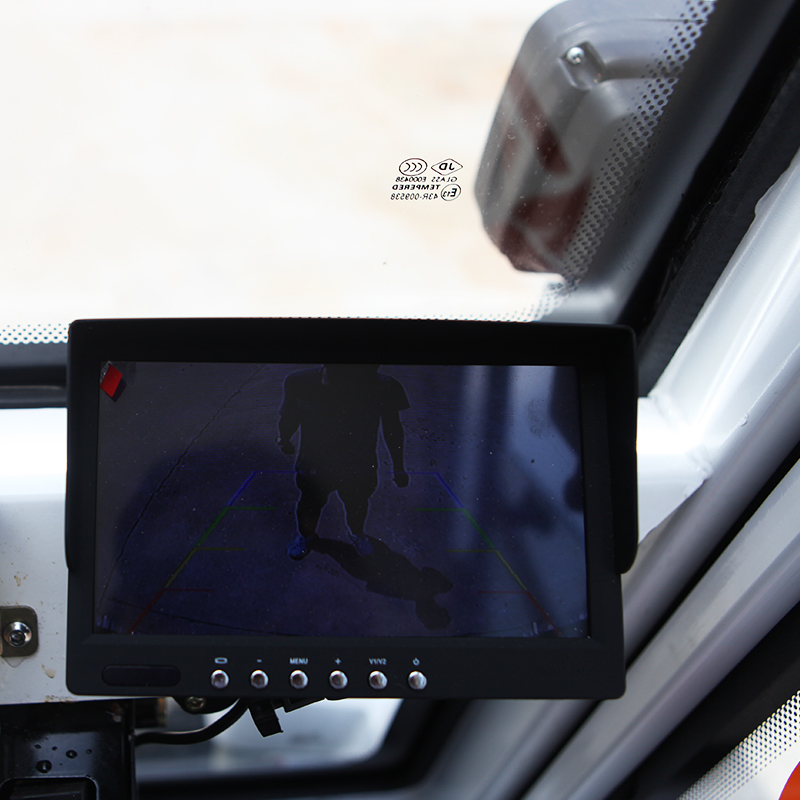 四輪掃路車MN-S1800配備240L標(biāo)準(zhǔn)垃圾桶3